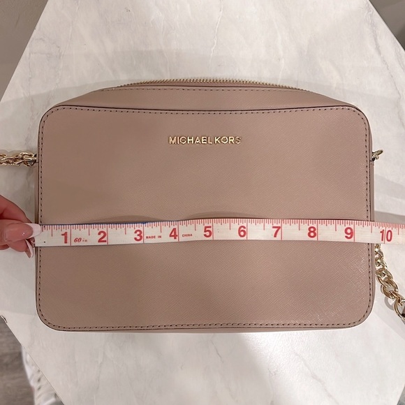 🔥Michael Kors Pink Crossbody Bag with Gold Hardware🔥 - Picture 7 of 10